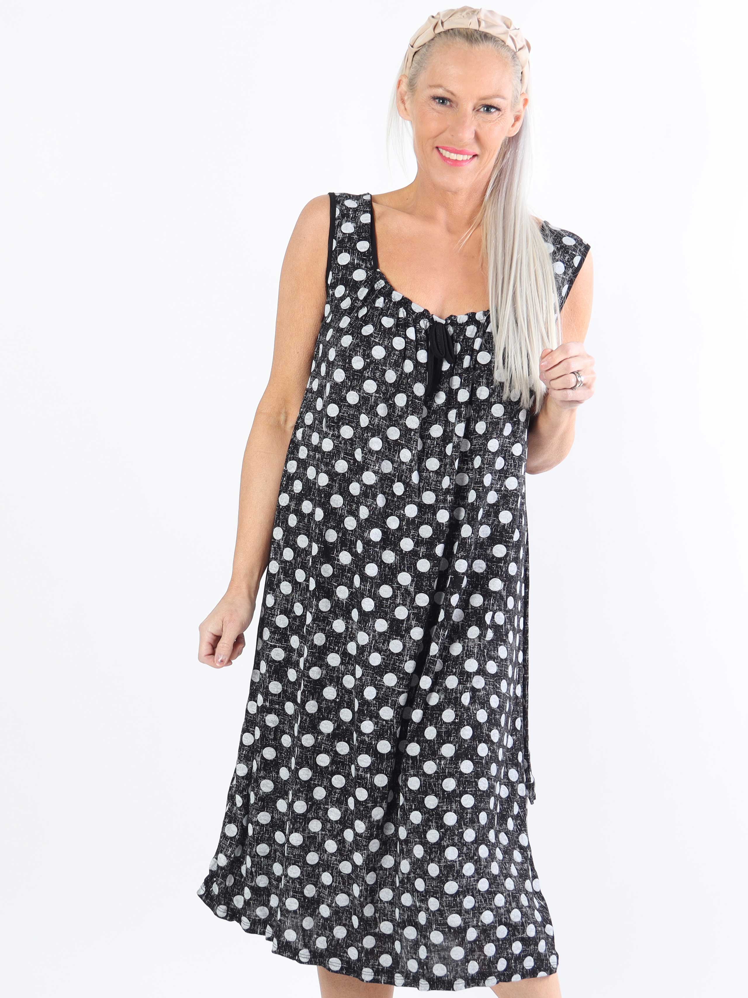 Medina - Prickig plus size-klänning med knytband